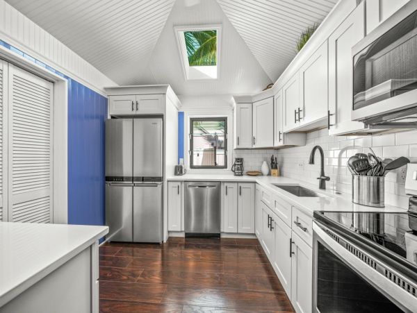 Lido Key Villa One Block to Beach Sleeps 10