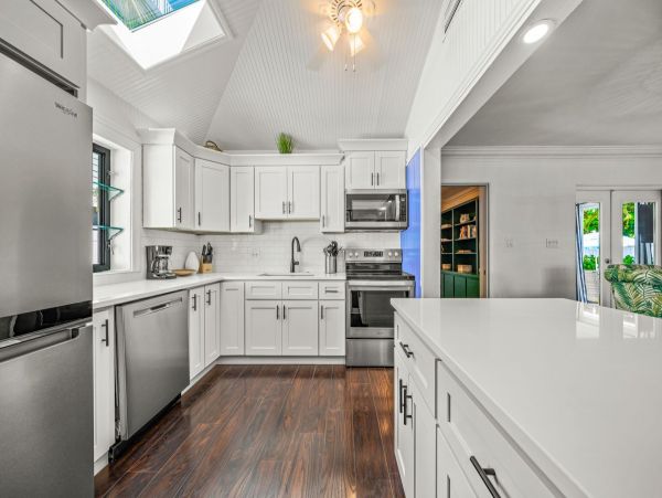 Lido Key Villa One Block to Beach Sleeps 10