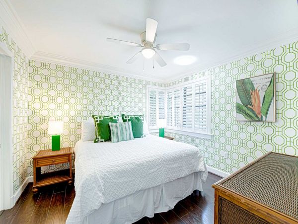 Lido Key Villa One Block to Beach Sleeps 10