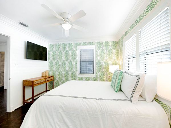 Lido Key Villa One Block to Beach Sleeps 10