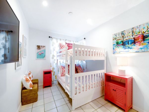 Lido Key Villa One Block to Beach Sleeps 10