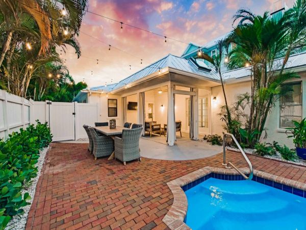 Lido Key Villa One Block to Beach Sleeps 10