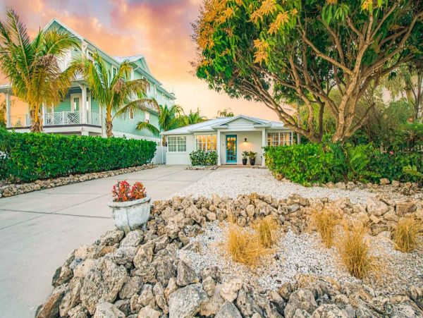 Lido Key Villa One Block to Beach Sleeps 10
