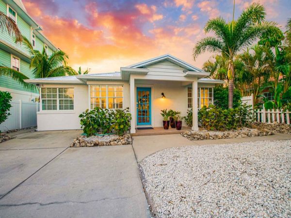 Lido Key Villa One Block to Beach Sleeps 10