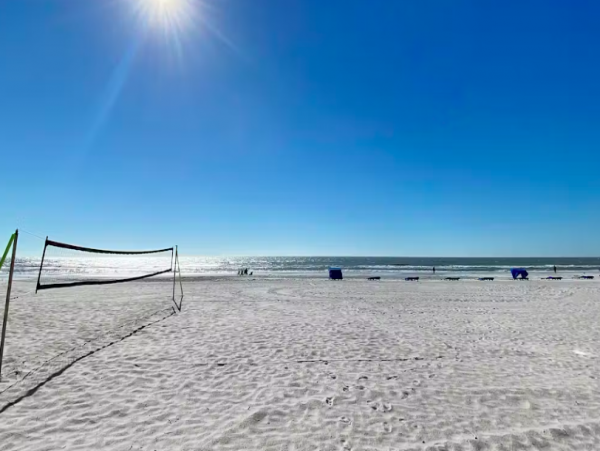 Condo with Gulf Views, beachside, pool & Hot tub