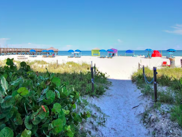 Condo with Gulf Views, beachside, pool & Hot tub