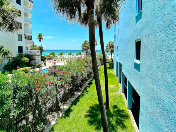 Condo with Gulf Views, beachside, pool & Hot tub