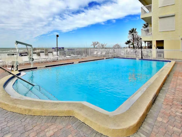 Condo with Gulf Views, beachside, pool & Hot tub