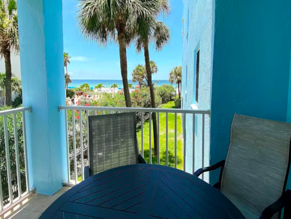 Condo with Gulf Views, beachside, pool & Hot tub