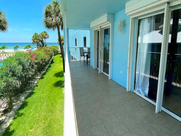 Condo with Gulf Views, beachside, pool & Hot tub