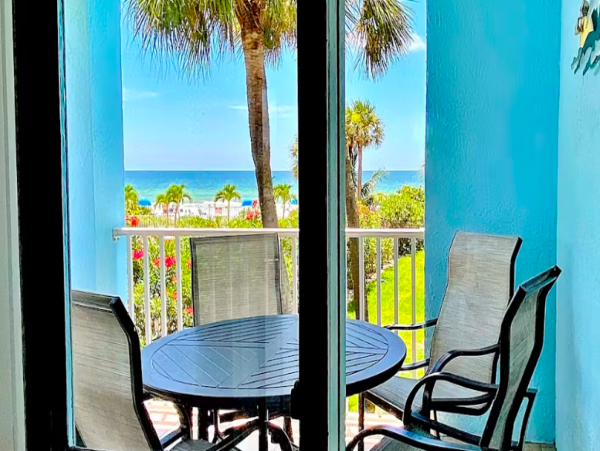 Condo with Gulf Views, beachside, pool & Hot tub