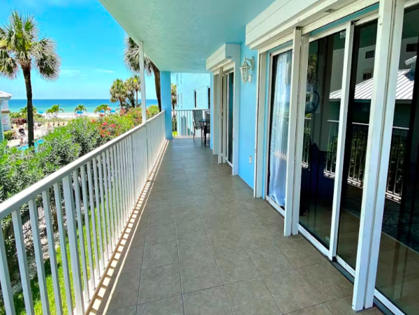 Condo with Gulf Views, beachside, pool & Hot tub