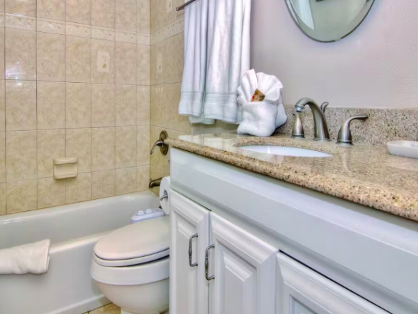 Condo with Gulf Views, beachside, pool & Hot tub