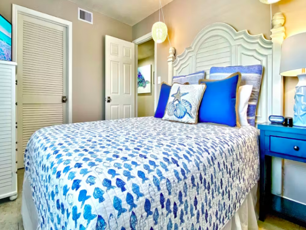 Condo with Gulf Views, beachside, pool & Hot tub