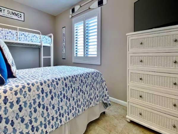 Condo with Gulf Views, beachside, pool & Hot tub