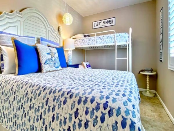 Condo with Gulf Views, beachside, pool & Hot tub