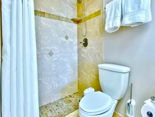 Condo with Gulf Views, beachside, pool & Hot tub