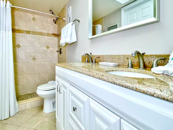 Condo with Gulf Views, beachside, pool & Hot tub