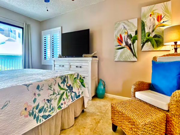 Condo with Gulf Views, beachside, pool & Hot tub