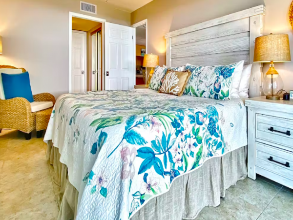 Condo with Gulf Views, beachside, pool & Hot tub