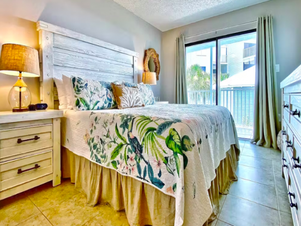 Condo with Gulf Views, beachside, pool & Hot tub
