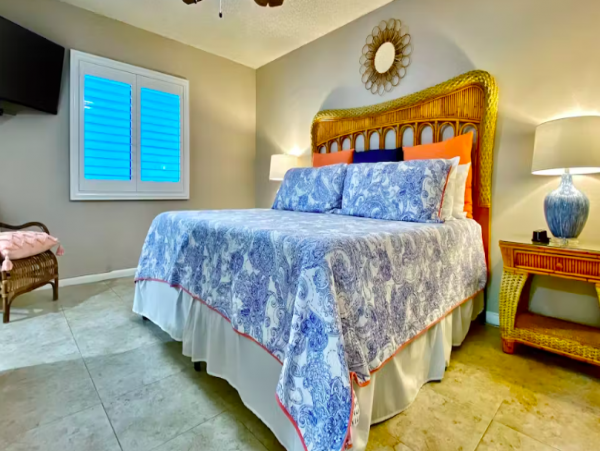Condo with Gulf Views, beachside, pool & Hot tub