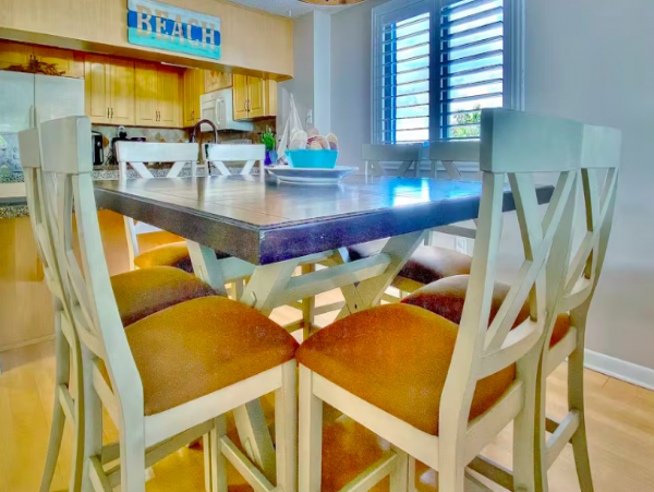 Condo with Gulf Views, beachside, pool & Hot tub