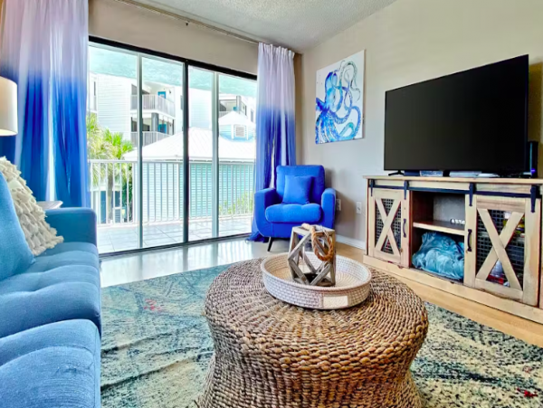 Condo with Gulf Views, beachside, pool & Hot tub