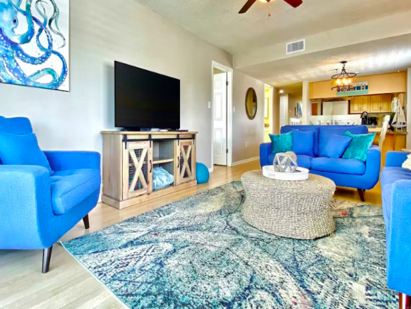 Condo with Gulf Views, beachside, pool & Hot tub