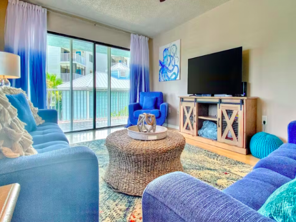 Condo with Gulf Views, beachside, pool & Hot tub