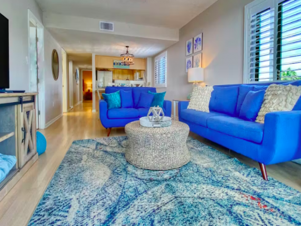 Condo with Gulf Views, beachside, pool & Hot tub