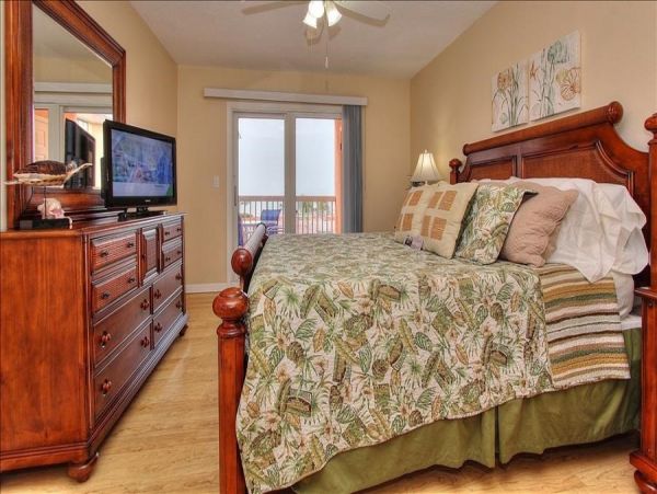 1 Bedroom Condo with Gulfview balcony & beachfront heated pool & spa