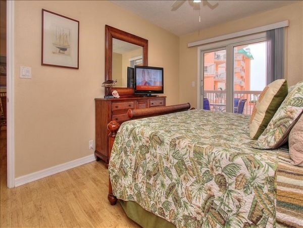 1 Bedroom Condo with Gulfview balcony & beachfront heated pool & spa