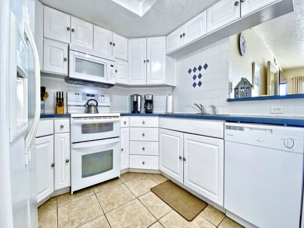 BEACHFRONT 2 BEDROOM CONDO WITH FULL GULF VIEW!