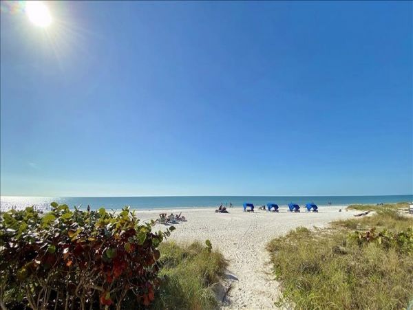 Beachfront condo with brilliant views