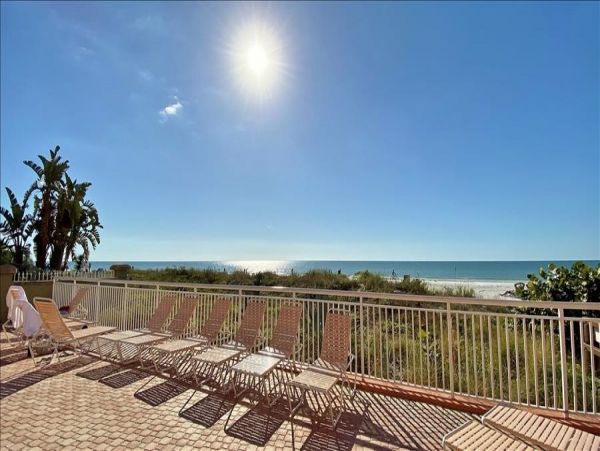 Beachfront condo with brilliant views