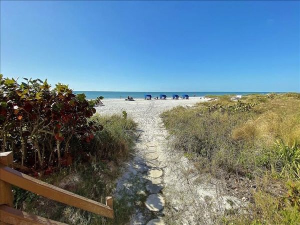 Beachfront condo with brilliant views