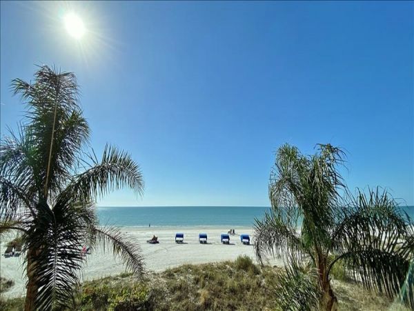 Beachfront condo with brilliant views