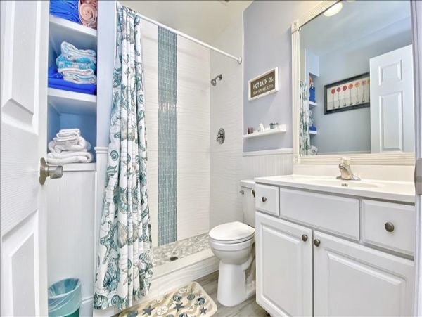Upscale 1st floor condo with private entrance , patio, pool, washer, dryer & A/C