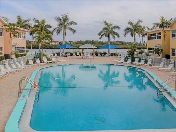 One Bedroom Vacation Condo in Indian Shores Steps from Beach