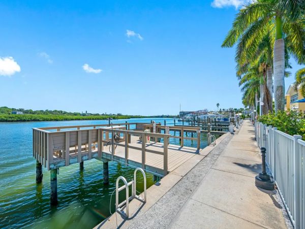 One Bedroom Vacation Condo in Indian Shores Steps from Beach