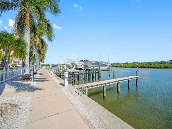One Bedroom Vacation Condo in Indian Shores Steps from Beach