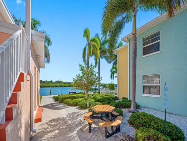 One Bedroom Vacation Condo in Indian Shores Steps from Beach