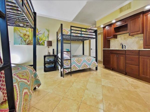 Madeira Beach Penthouse Four Bedroom Sleeps 12