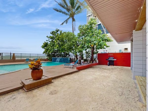 First Floor Lovely Beachfront Residence Madeira Beach