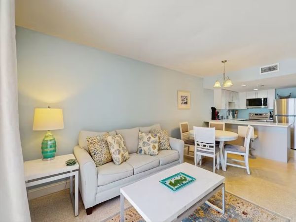 First Floor Lovely Beachfront Residence Madeira Beach