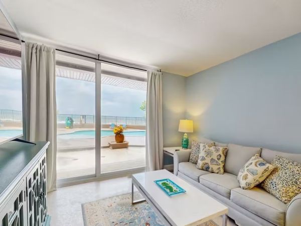 First Floor Lovely Beachfront Residence Madeira Beach