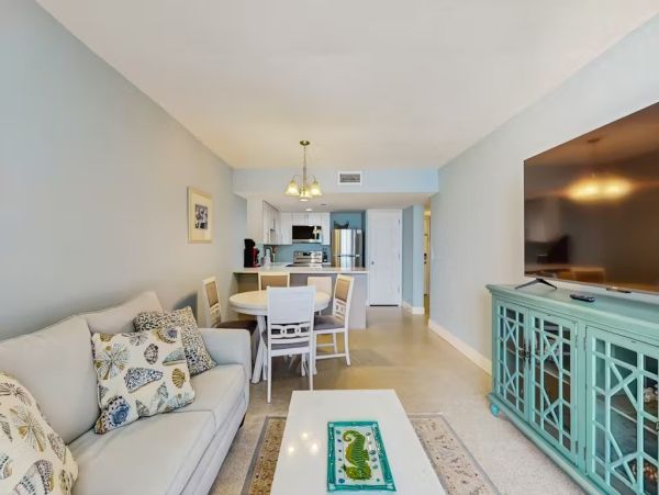 First Floor Lovely Beachfront Residence Madeira Beach