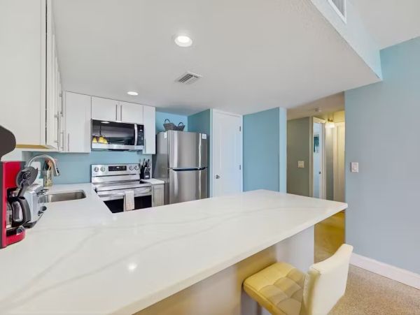 First Floor Lovely Beachfront Residence Madeira Beach