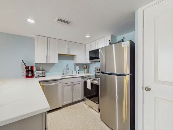First Floor Lovely Beachfront Residence Madeira Beach